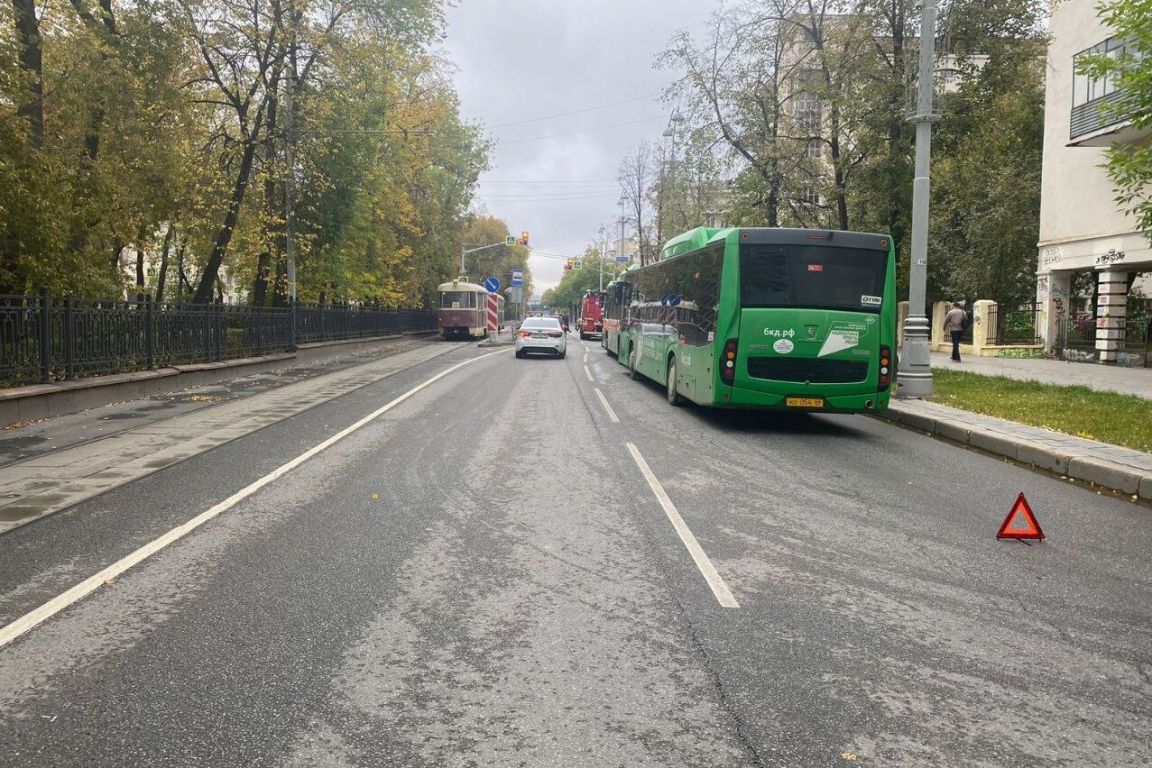 В Екатеринбурге столкнулись два пассажирских автобуса - «Уральский рабочий»